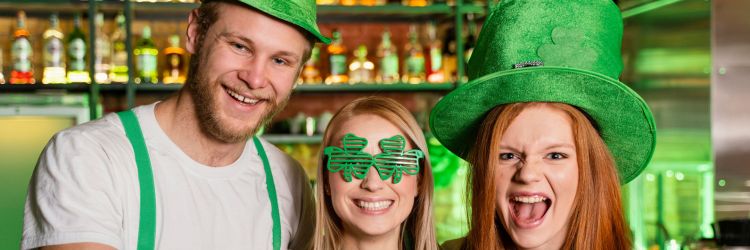 Tres jóvenes celebrando el St. Patricks Day