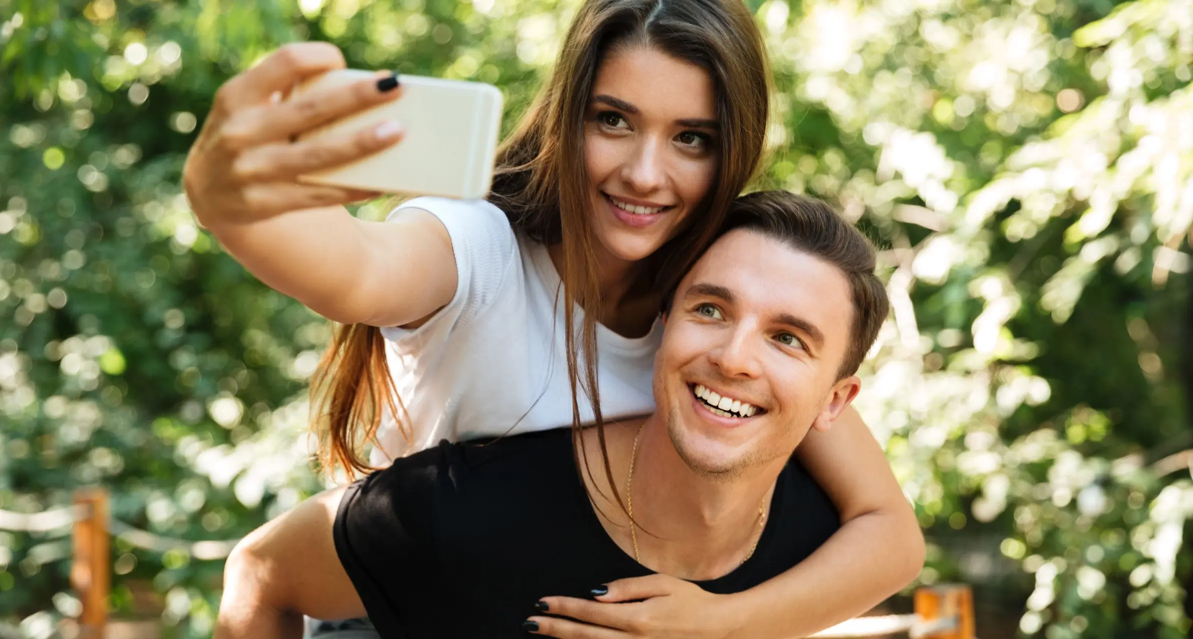 ¡El amor está en el aire! 24 captions para fotos de parejas en inglés